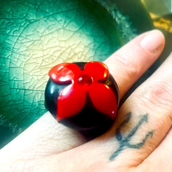 Pretty Lucite Ring-Size 6 - Picture 2 of 4